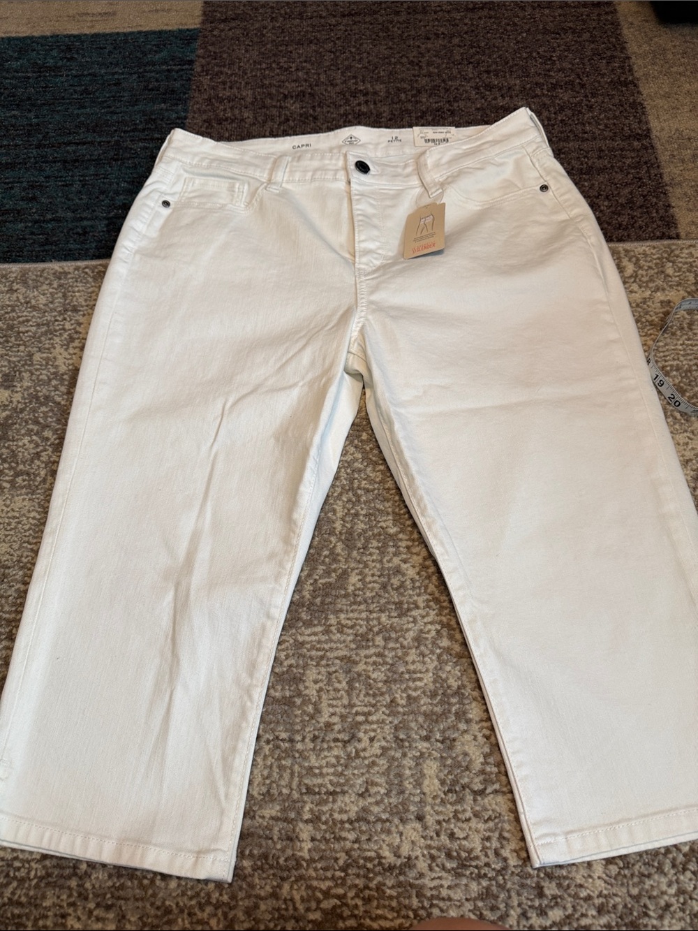 St. John's Bay White Capri Jeans 12P